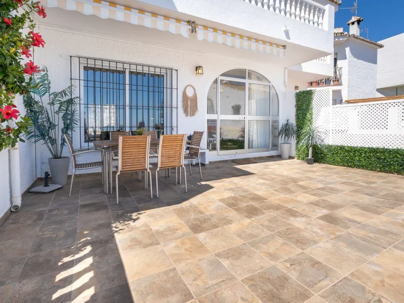 This beautifully presented three bedroom, one and a half bathroom townhouse is ideally located just a short walk from the heart of Benalmadena Pueblo, offering the perfect balance of convenience and a quiet residential setting.