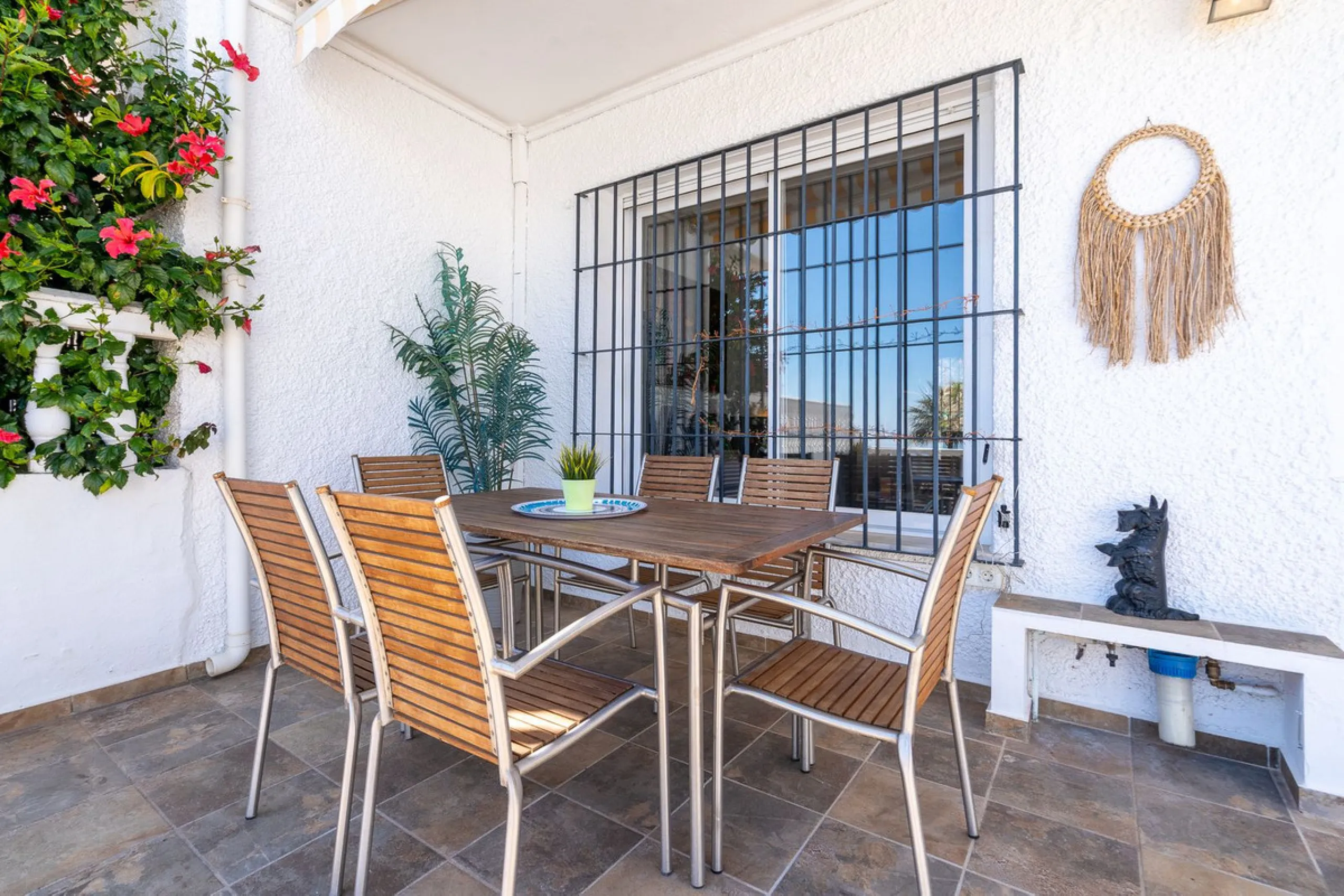 This beautifully presented three bedroom, one and a half bathroom townhouse is ideally located just a short walk from the heart of Benalmadena Pueblo, offering the perfect balance of convenience and a quiet residential setting.