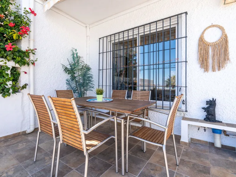 This beautifully presented three bedroom, one and a half bathroom townhouse is ideally located just a short walk from the heart of Benalmadena Pueblo, offering the perfect balance of convenience and a quiet residential setting.