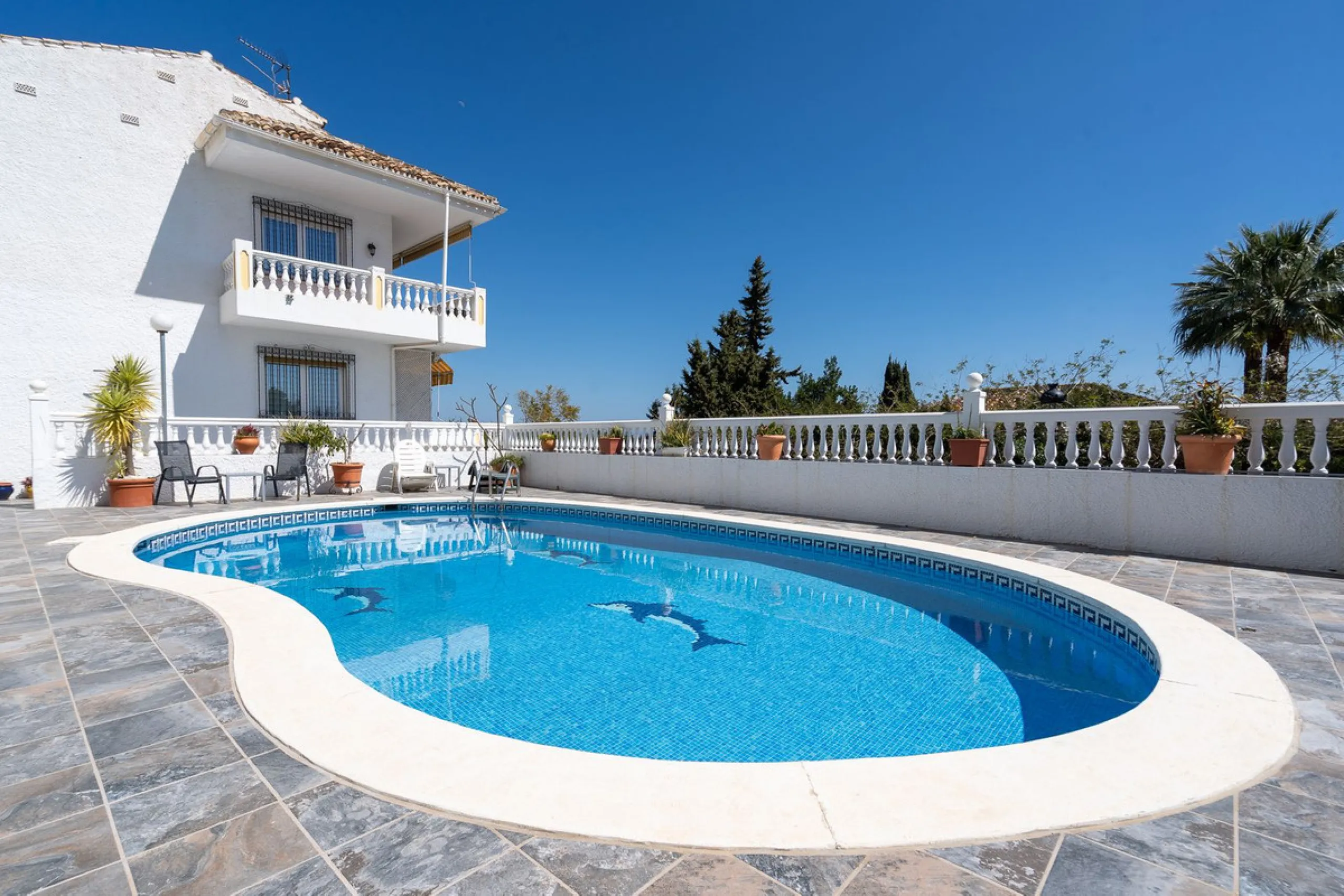 This beautifully presented three bedroom, one and a half bathroom townhouse is ideally located just a short walk from the heart of Benalmadena Pueblo, offering the perfect balance of convenience and a quiet residential setting.