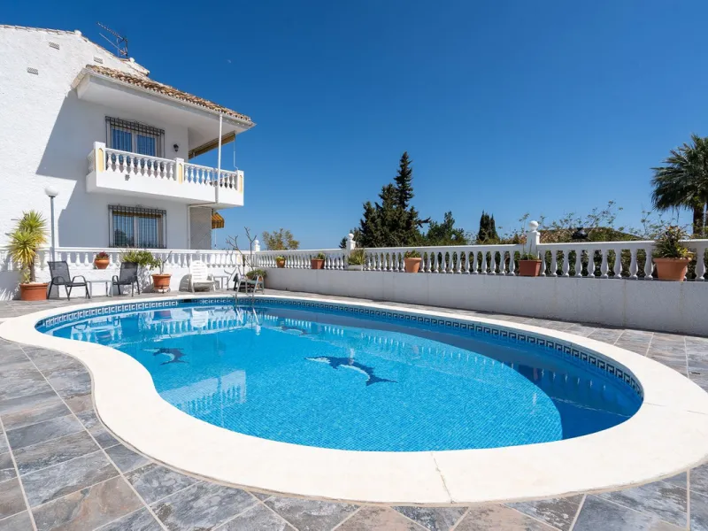This beautifully presented three bedroom, one and a half bathroom townhouse is ideally located just a short walk from the heart of Benalmadena Pueblo, offering the perfect balance of convenience and a quiet residential setting.