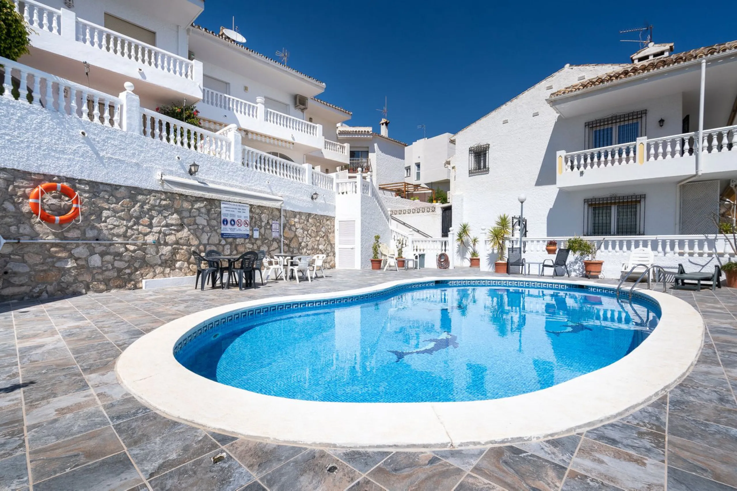 This beautifully presented three bedroom, one and a half bathroom townhouse is ideally located just a short walk from the heart of Benalmadena Pueblo, offering the perfect balance of convenience and a quiet residential setting.