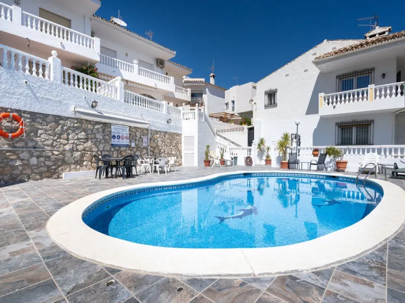 This beautifully presented three bedroom, one and a half bathroom townhouse is ideally located just a short walk from the heart of Benalmadena Pueblo, offering the perfect balance of convenience and a quiet residential setting.