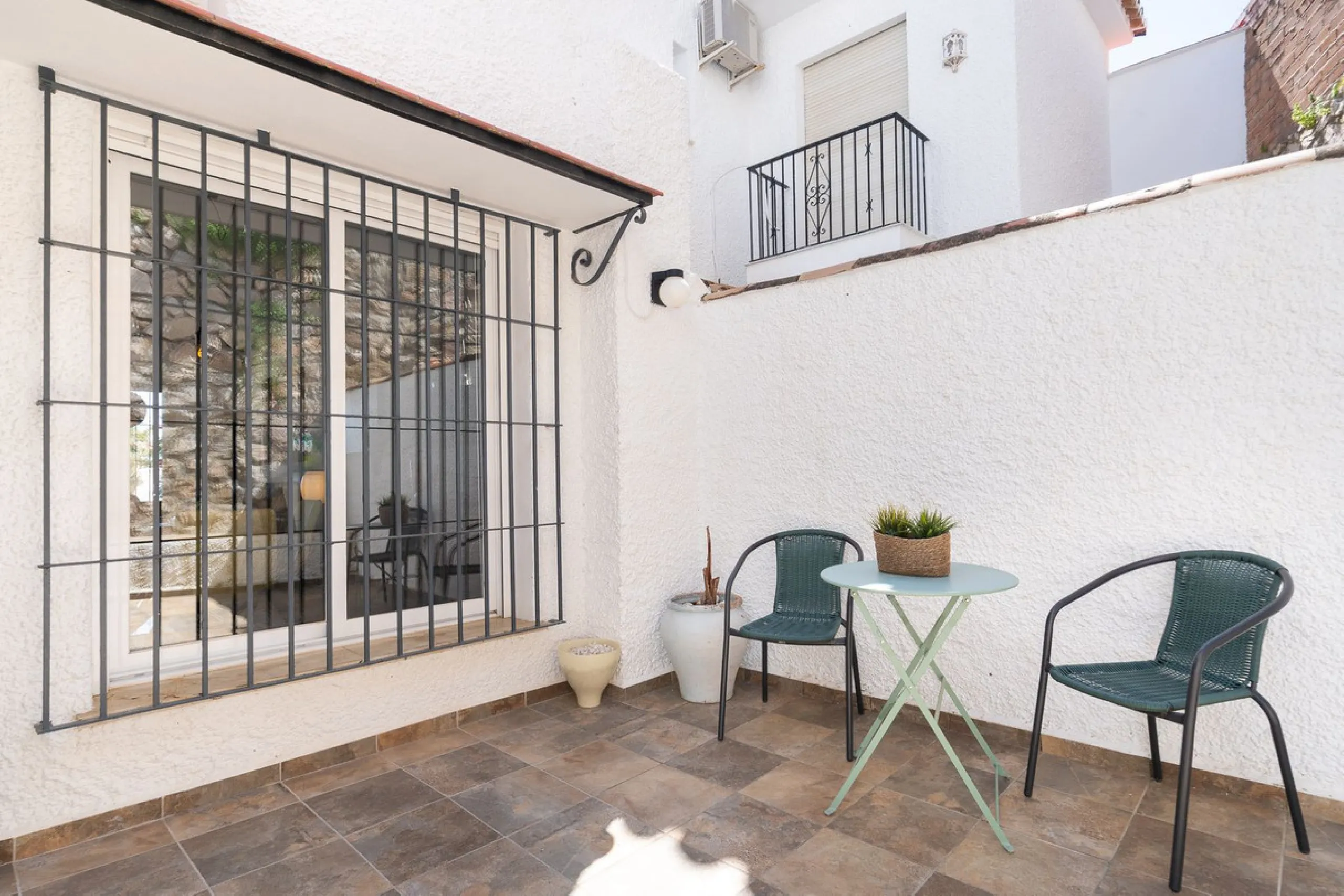 This beautifully presented three bedroom, one and a half bathroom townhouse is ideally located just a short walk from the heart of Benalmadena Pueblo, offering the perfect balance of convenience and a quiet residential setting.