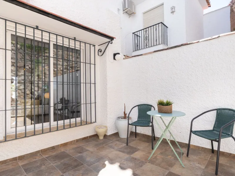 This beautifully presented three bedroom, one and a half bathroom townhouse is ideally located just a short walk from the heart of Benalmadena Pueblo, offering the perfect balance of convenience and a quiet residential setting.