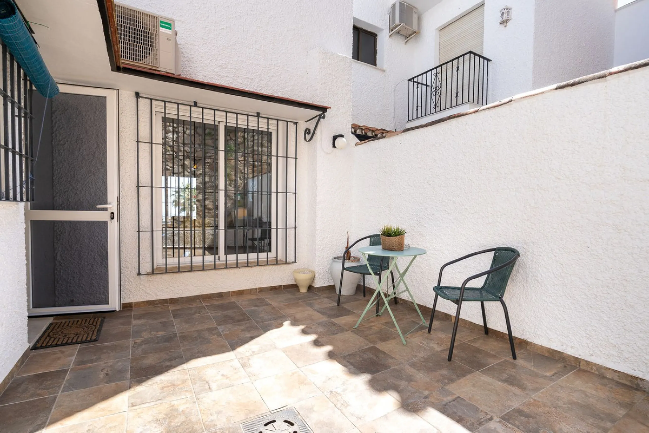 This beautifully presented three bedroom, one and a half bathroom townhouse is ideally located just a short walk from the heart of Benalmadena Pueblo, offering the perfect balance of convenience and a quiet residential setting.