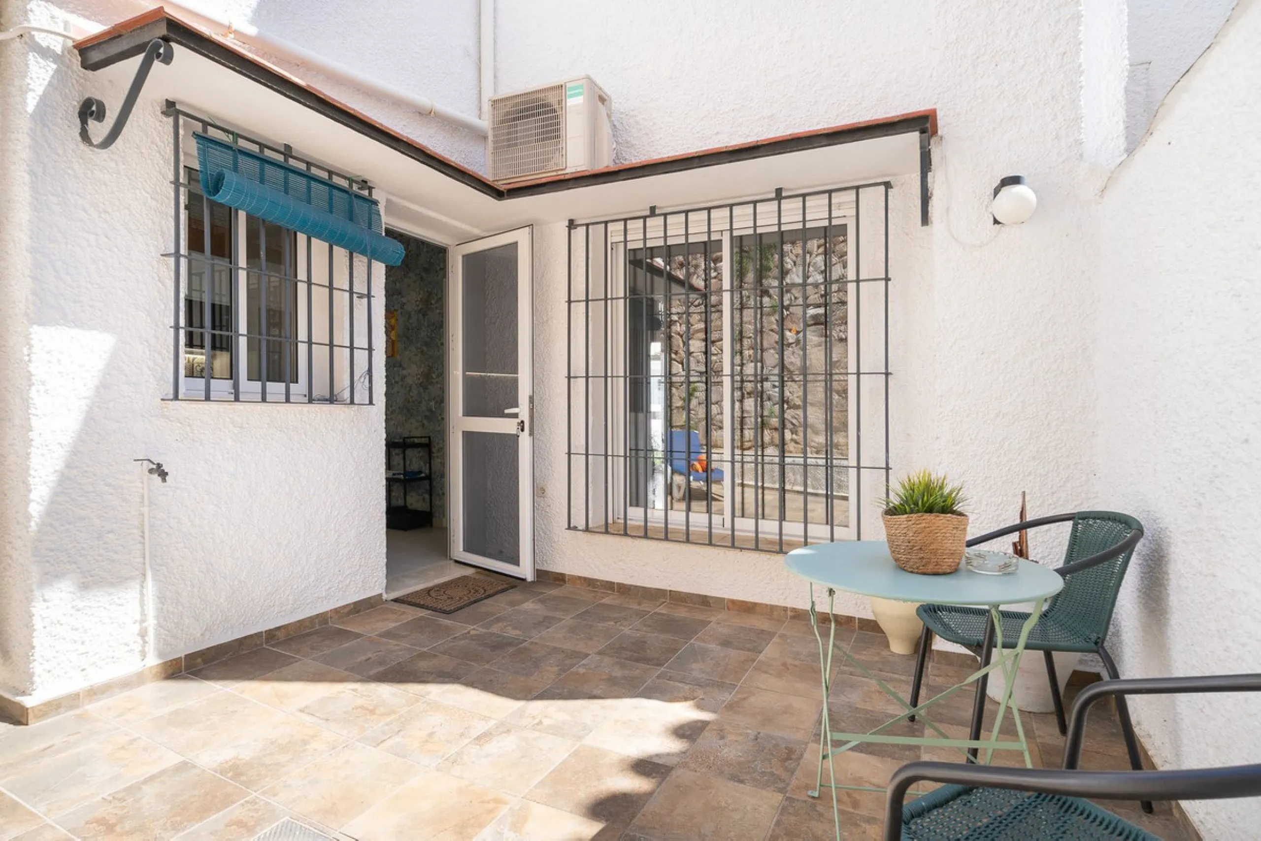 This beautifully presented three bedroom, one and a half bathroom townhouse is ideally located just a short walk from the heart of Benalmadena Pueblo, offering the perfect balance of convenience and a quiet residential setting.