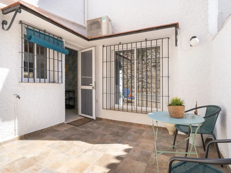 This beautifully presented three bedroom, one and a half bathroom townhouse is ideally located just a short walk from the heart of Benalmadena Pueblo, offering the perfect balance of convenience and a quiet residential setting.