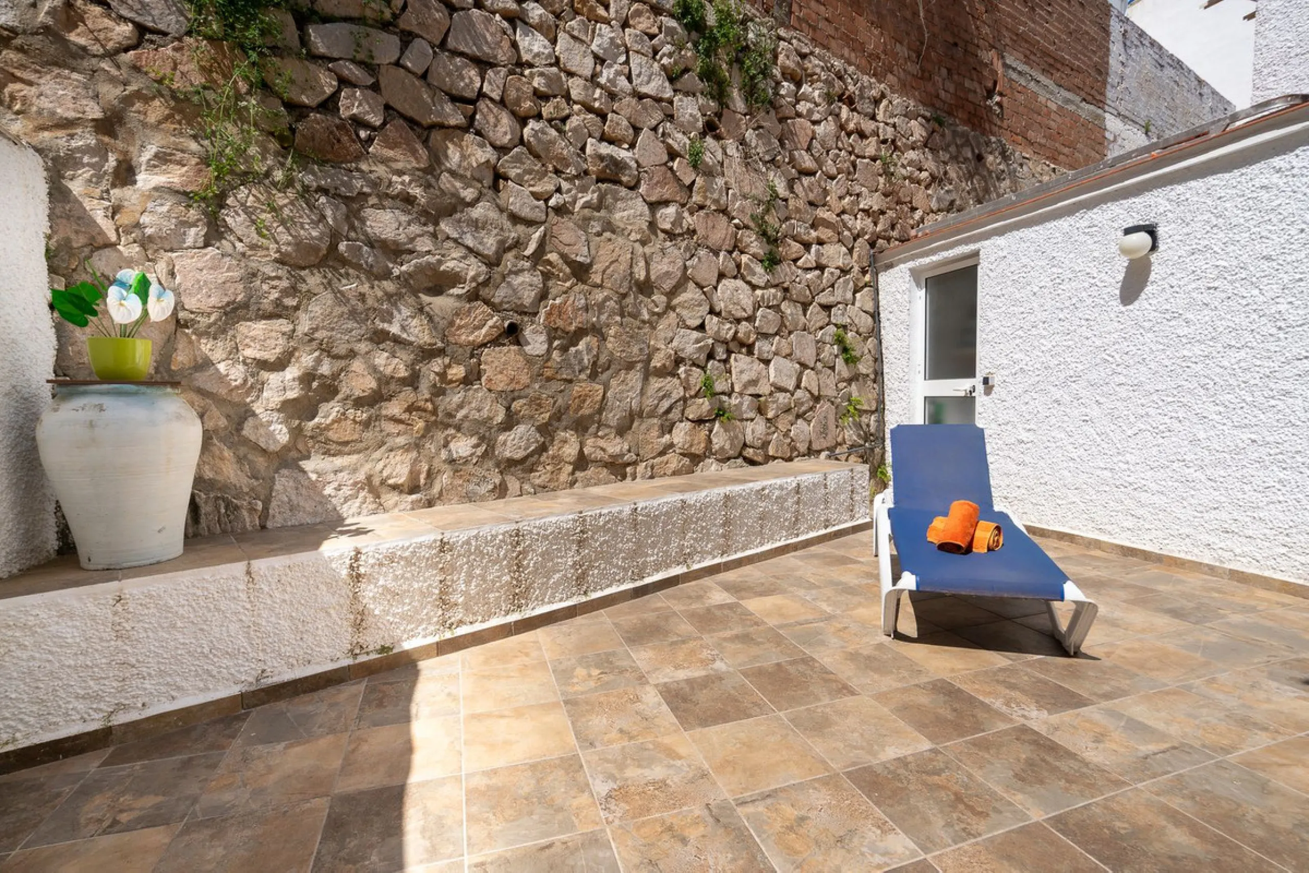 This beautifully presented three bedroom, one and a half bathroom townhouse is ideally located just a short walk from the heart of Benalmadena Pueblo, offering the perfect balance of convenience and a quiet residential setting.