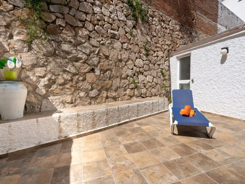 This beautifully presented three bedroom, one and a half bathroom townhouse is ideally located just a short walk from the heart of Benalmadena Pueblo, offering the perfect balance of convenience and a quiet residential setting.