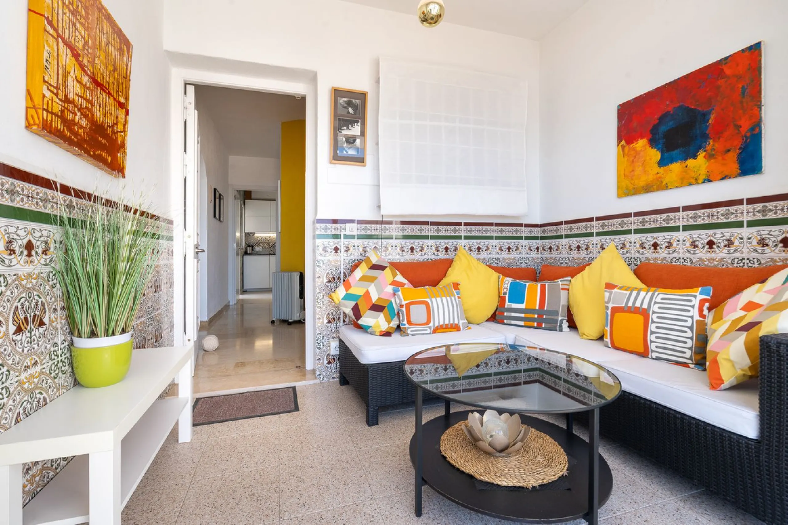 This beautifully presented three bedroom, one and a half bathroom townhouse is ideally located just a short walk from the heart of Benalmadena Pueblo, offering the perfect balance of convenience and a quiet residential setting.