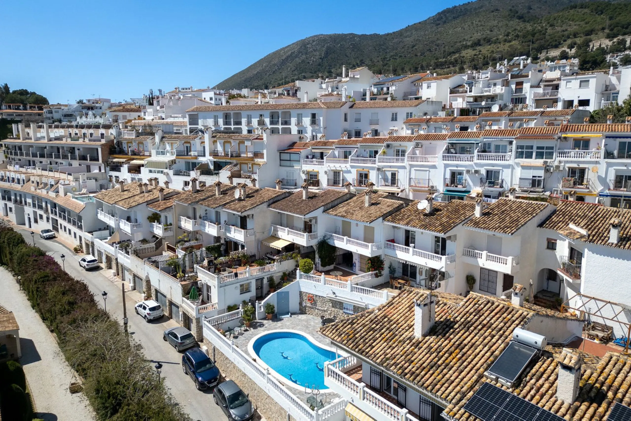 This beautifully presented three bedroom, one and a half bathroom townhouse is ideally located just a short walk from the heart of Benalmadena Pueblo, offering the perfect balance of convenience and a quiet residential setting.