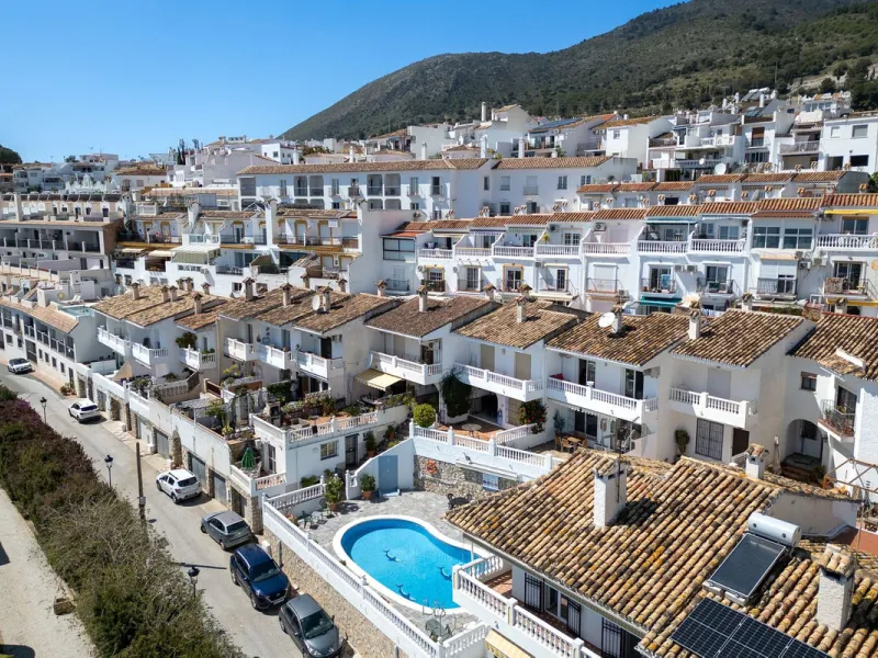 This beautifully presented three bedroom, one and a half bathroom townhouse is ideally located just a short walk from the heart of Benalmadena Pueblo, offering the perfect balance of convenience and a quiet residential setting.