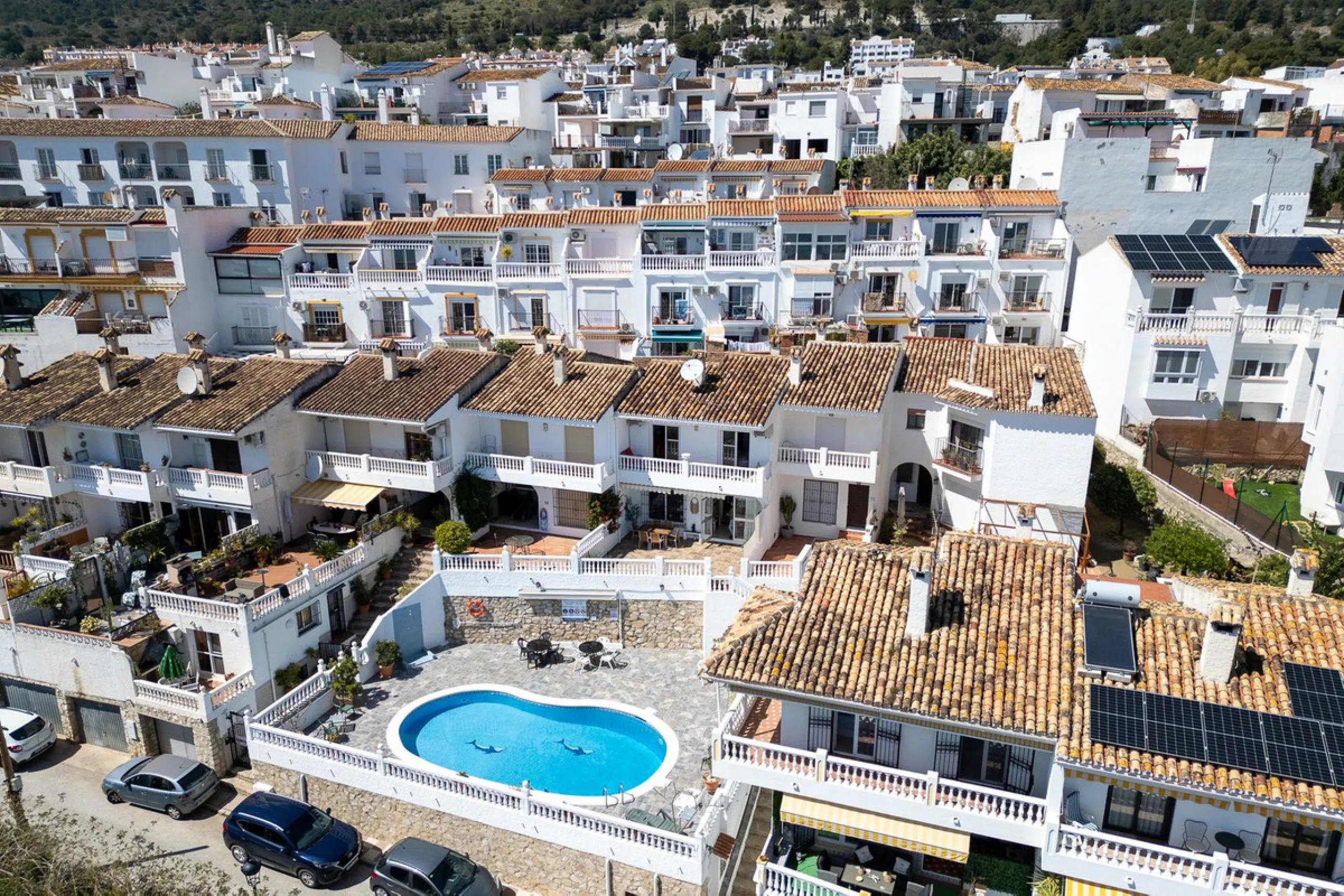 This beautifully presented three bedroom, one and a half bathroom townhouse is ideally located just a short walk from the heart of Benalmadena Pueblo, offering the perfect balance of convenience and a quiet residential setting.
