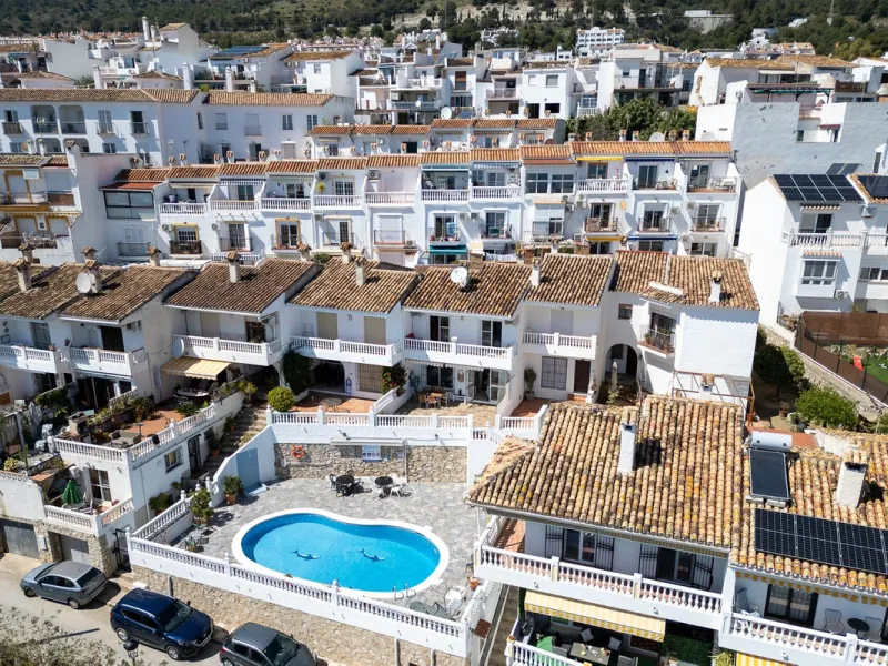This beautifully presented three bedroom, one and a half bathroom townhouse is ideally located just a short walk from the heart of Benalmadena Pueblo, offering the perfect balance of convenience and a quiet residential setting.