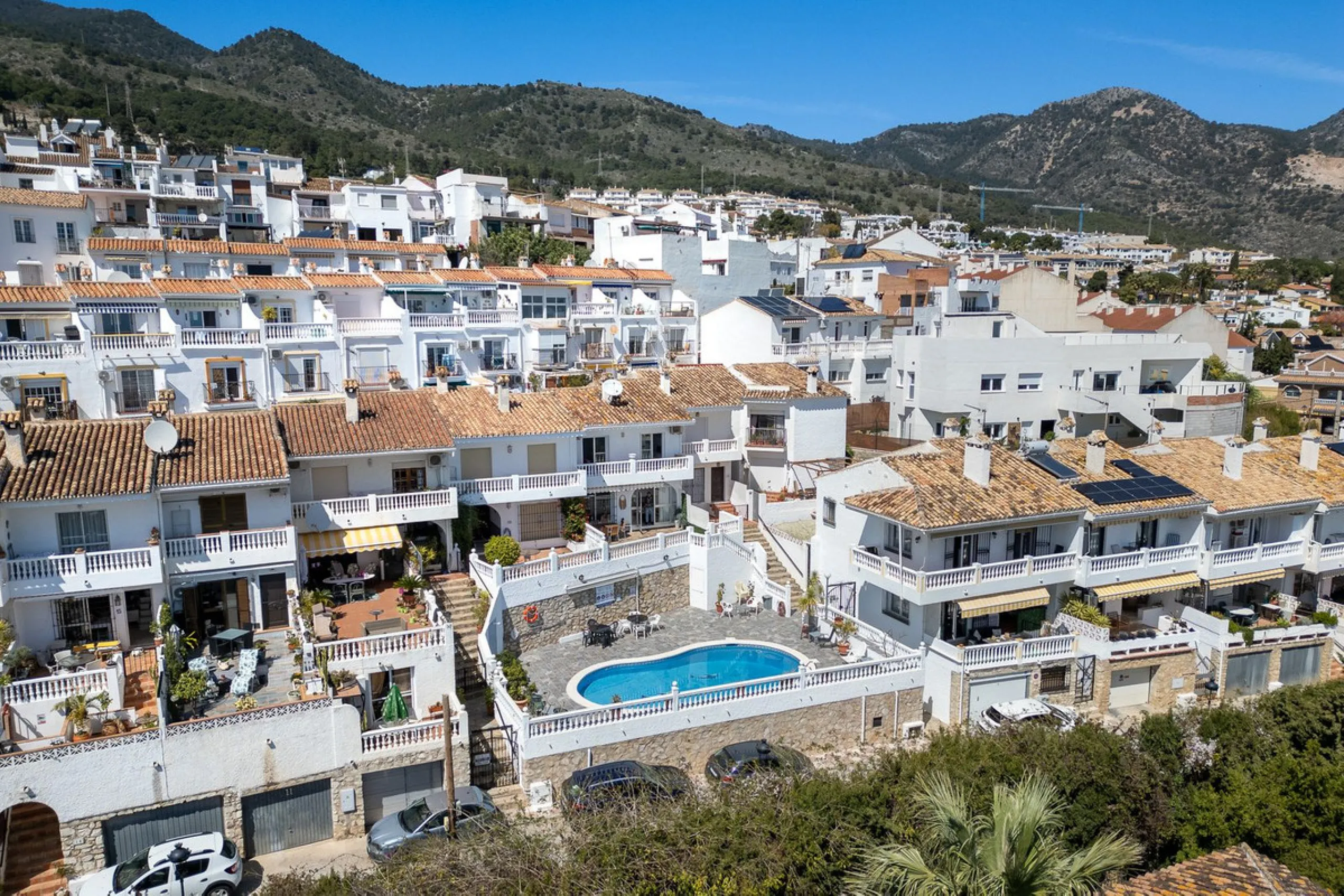 This beautifully presented three bedroom, one and a half bathroom townhouse is ideally located just a short walk from the heart of Benalmadena Pueblo, offering the perfect balance of convenience and a quiet residential setting.