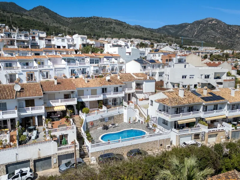 This beautifully presented three bedroom, one and a half bathroom townhouse is ideally located just a short walk from the heart of Benalmadena Pueblo, offering the perfect balance of convenience and a quiet residential setting.