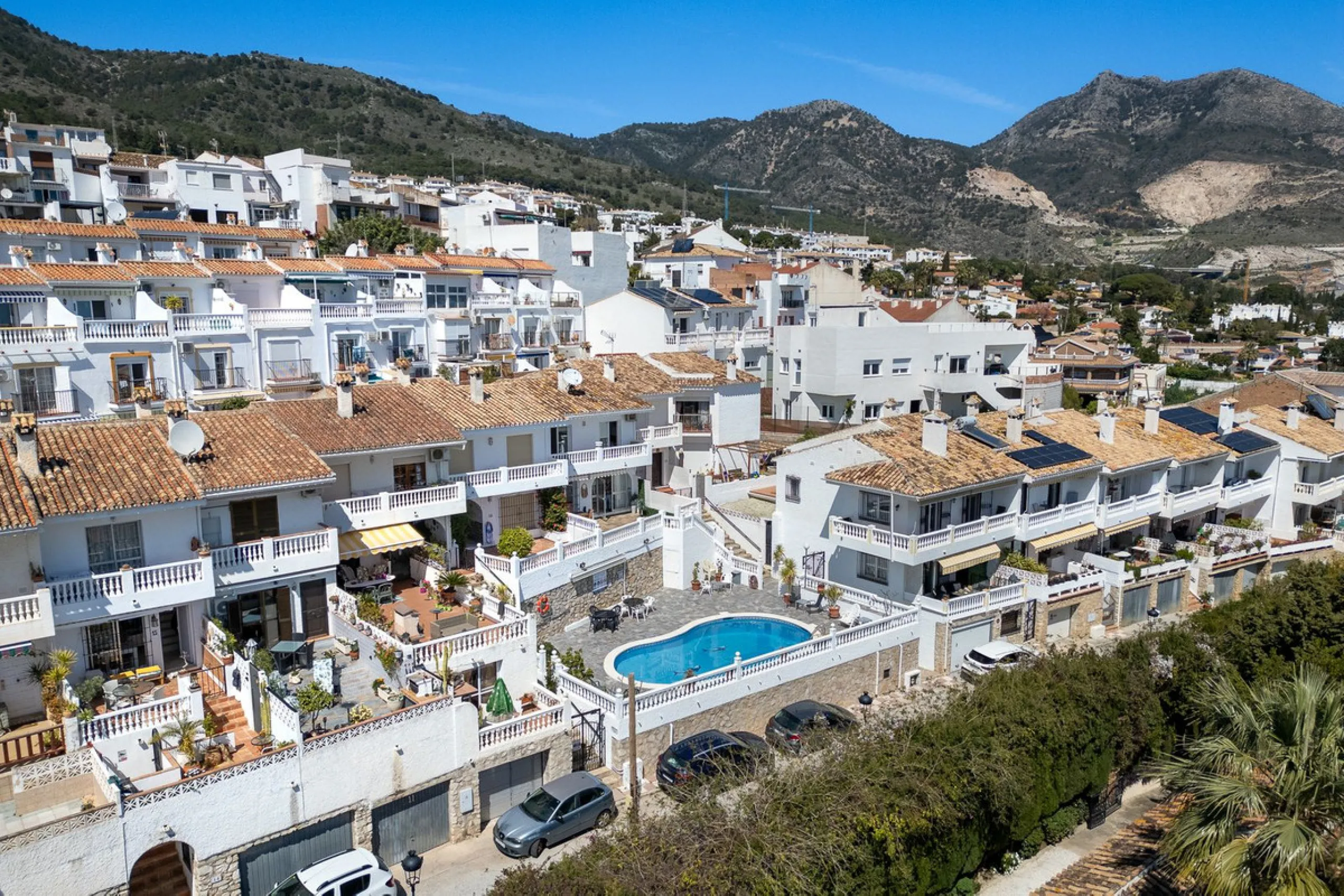 This beautifully presented three bedroom, one and a half bathroom townhouse is ideally located just a short walk from the heart of Benalmadena Pueblo, offering the perfect balance of convenience and a quiet residential setting.