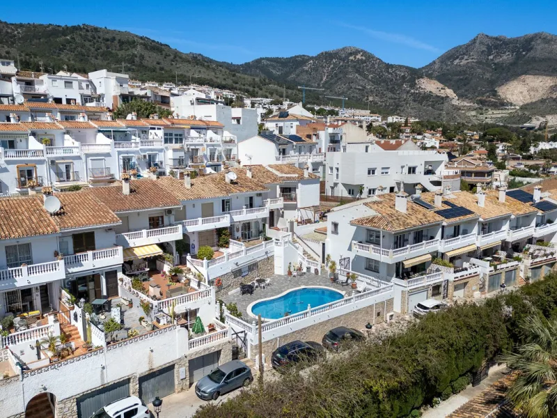 This beautifully presented three bedroom, one and a half bathroom townhouse is ideally located just a short walk from the heart of Benalmadena Pueblo, offering the perfect balance of convenience and a quiet residential setting.