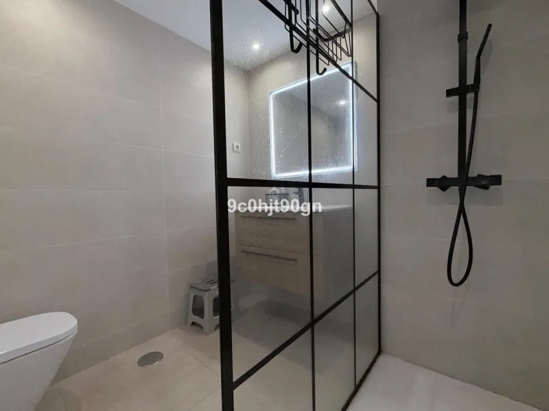Located in the highly sought-after Jardines de Don Carlos community in Elviria, this spacious 3-bedroom apartment offers the perfect blend of comfort, style, and convenience—just a short walk from the beach, restaurants, and local amenities.