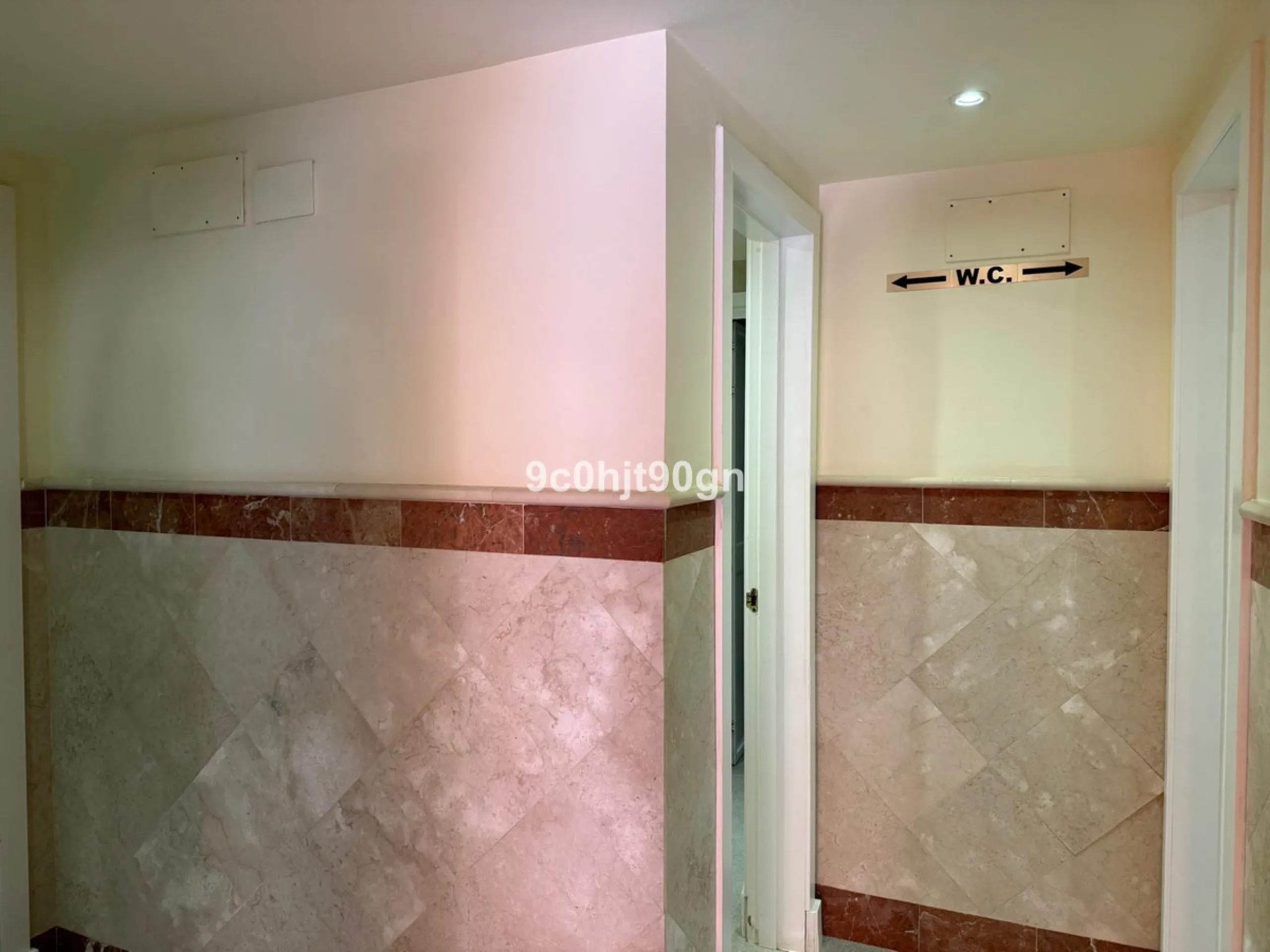 Located in the highly sought-after Jardines de Don Carlos community in Elviria, this spacious 3-bedroom apartment offers the perfect blend of comfort, style, and convenience—just a short walk from the beach, restaurants, and local amenities.