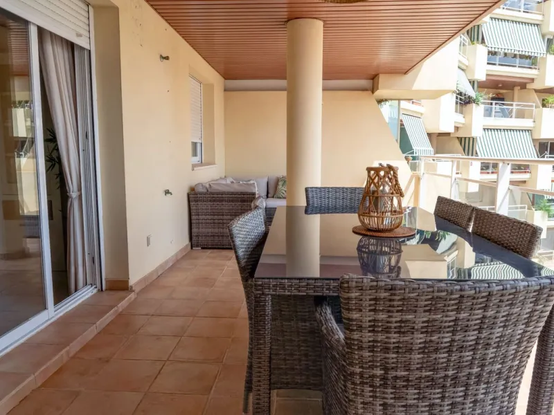 Apartment in the Torreblanca area with sea views from the terrace and tourist license – an ideal investment.
