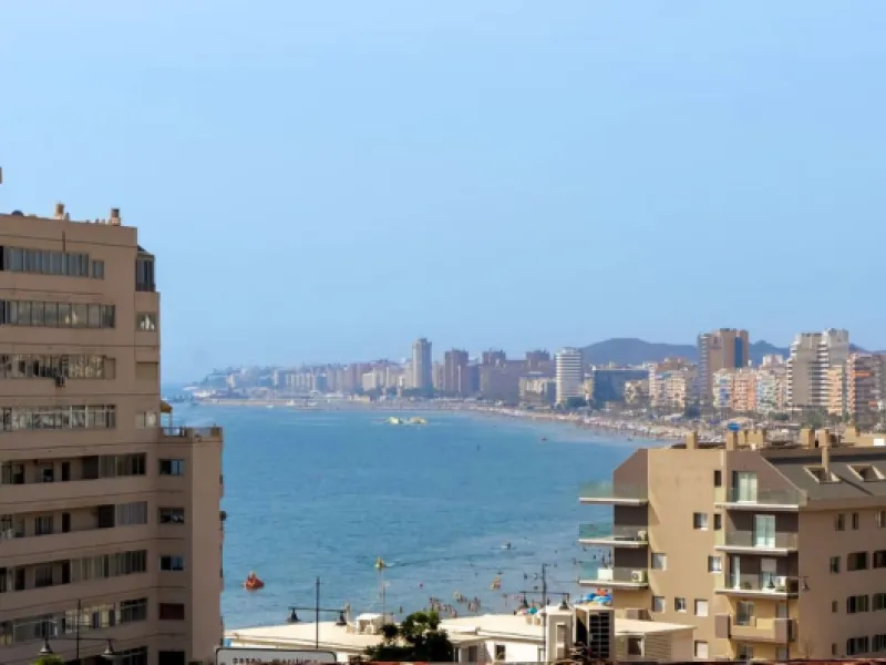 Apartment in the Torreblanca area with sea views from the terrace and tourist license – an ideal investment.