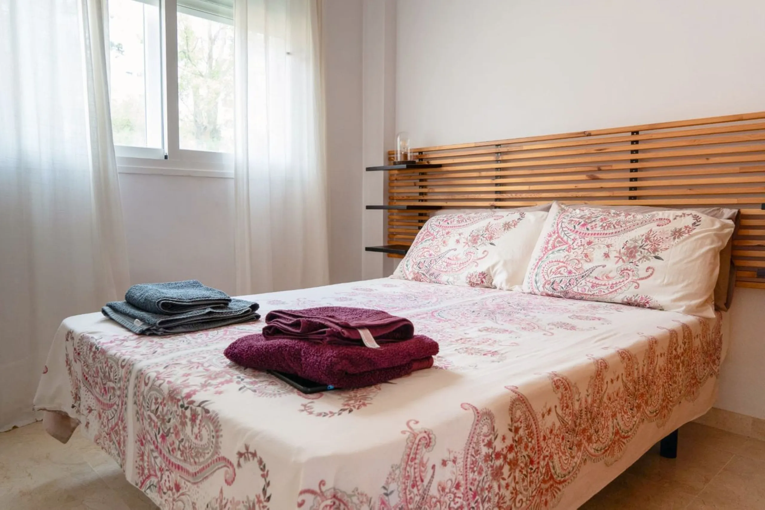 Apartment in the Torreblanca area with sea views from the terrace and tourist license – an ideal investment.