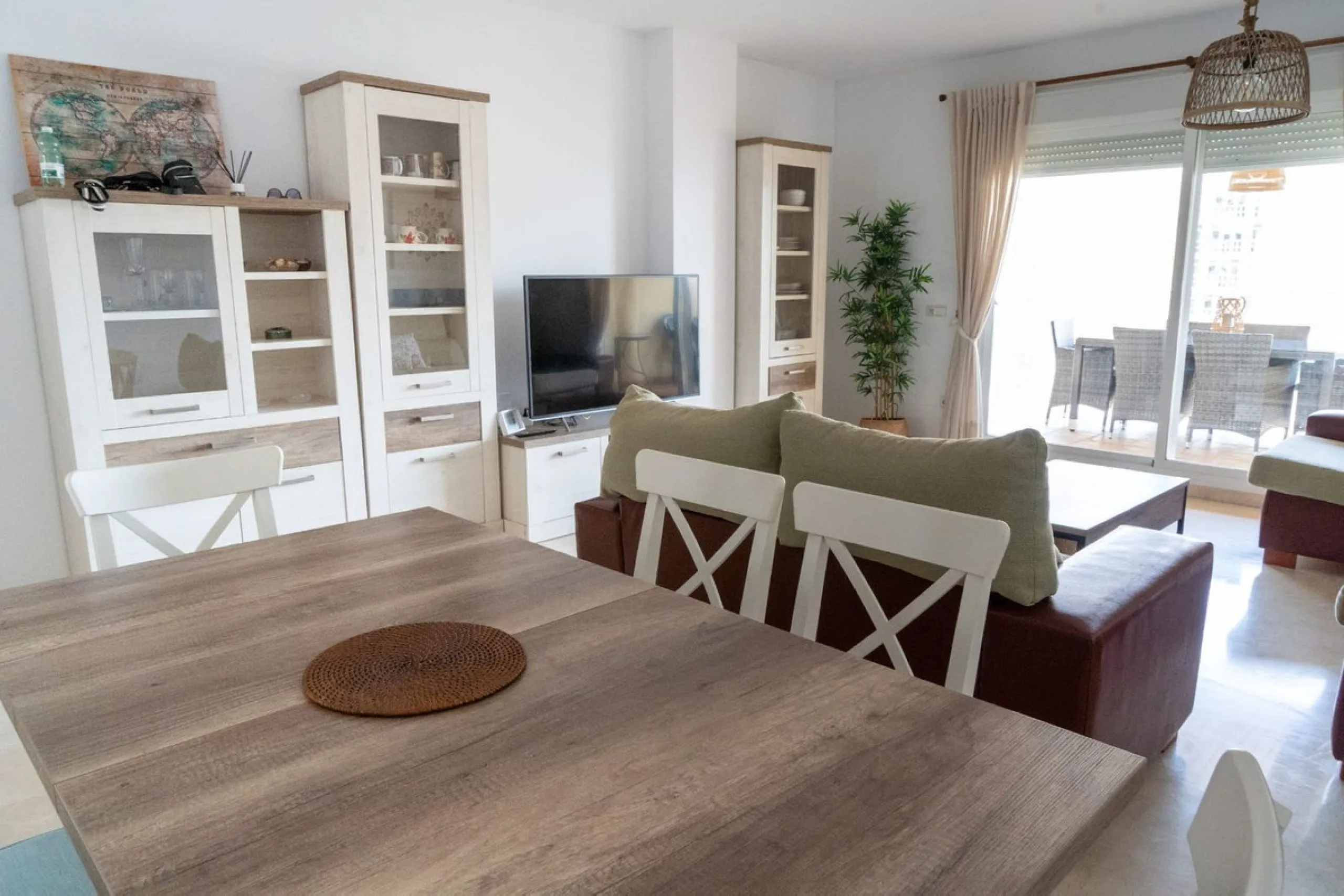 Apartment in the Torreblanca area with sea views from the terrace and tourist license – an ideal investment.