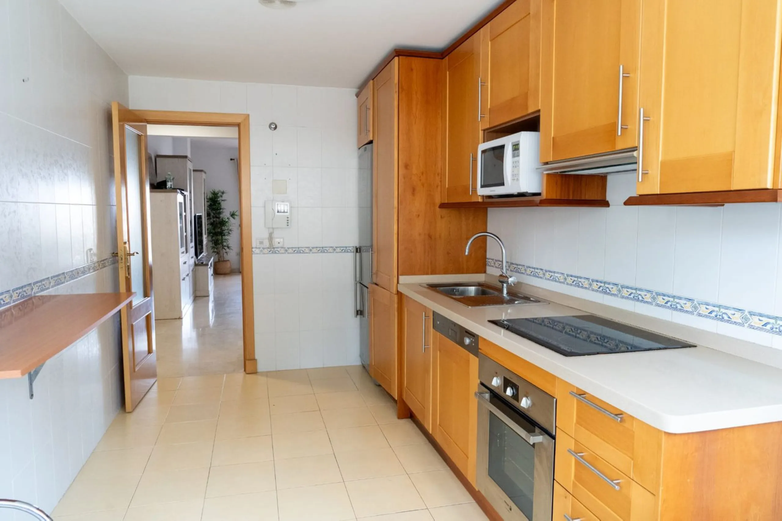 Apartment in the Torreblanca area with sea views from the terrace and tourist license – an ideal investment.
