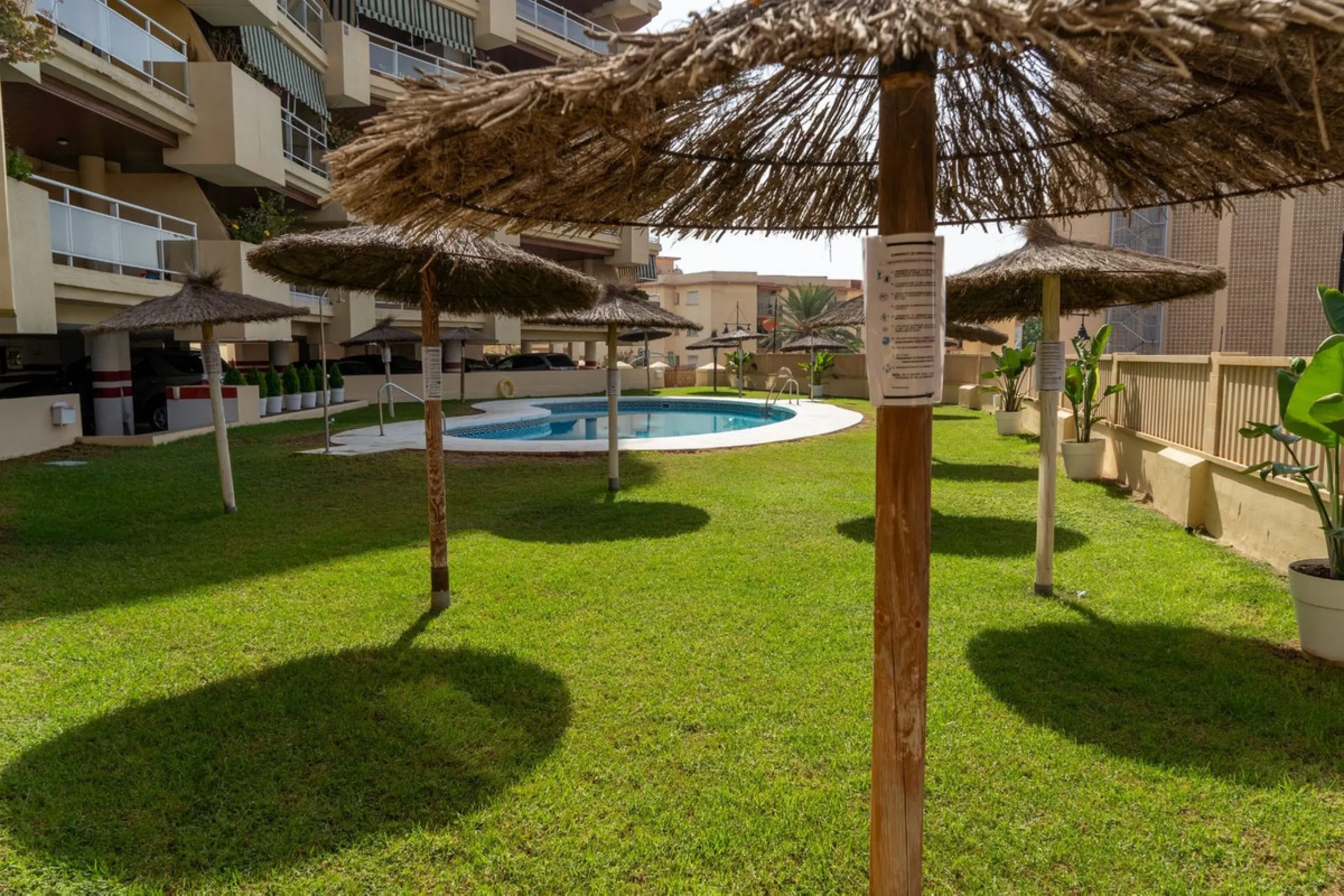 Apartment in the Torreblanca area with sea views from the terrace and tourist license – an ideal investment.
