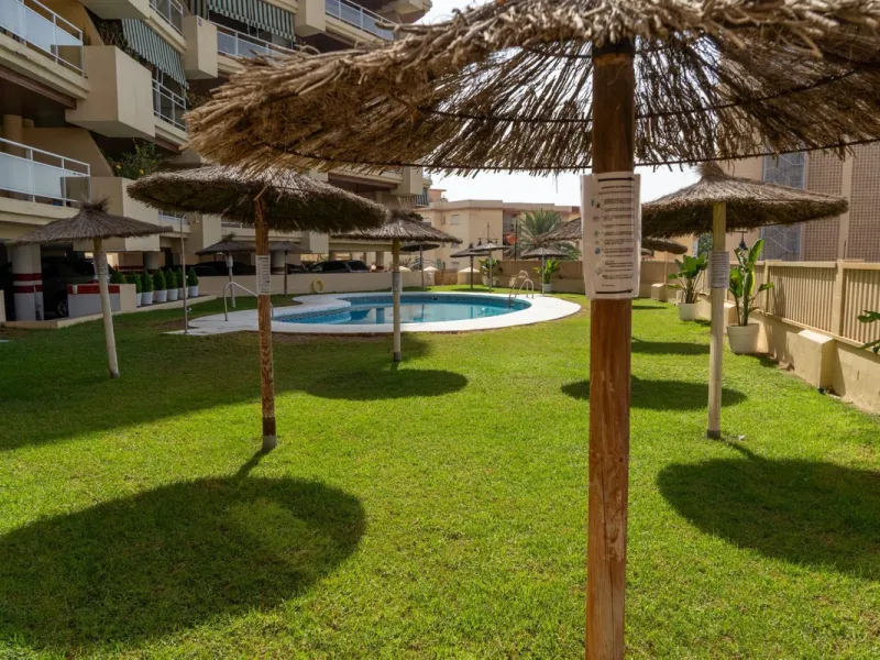 Apartment in the Torreblanca area with sea views from the terrace and tourist license – an ideal investment.