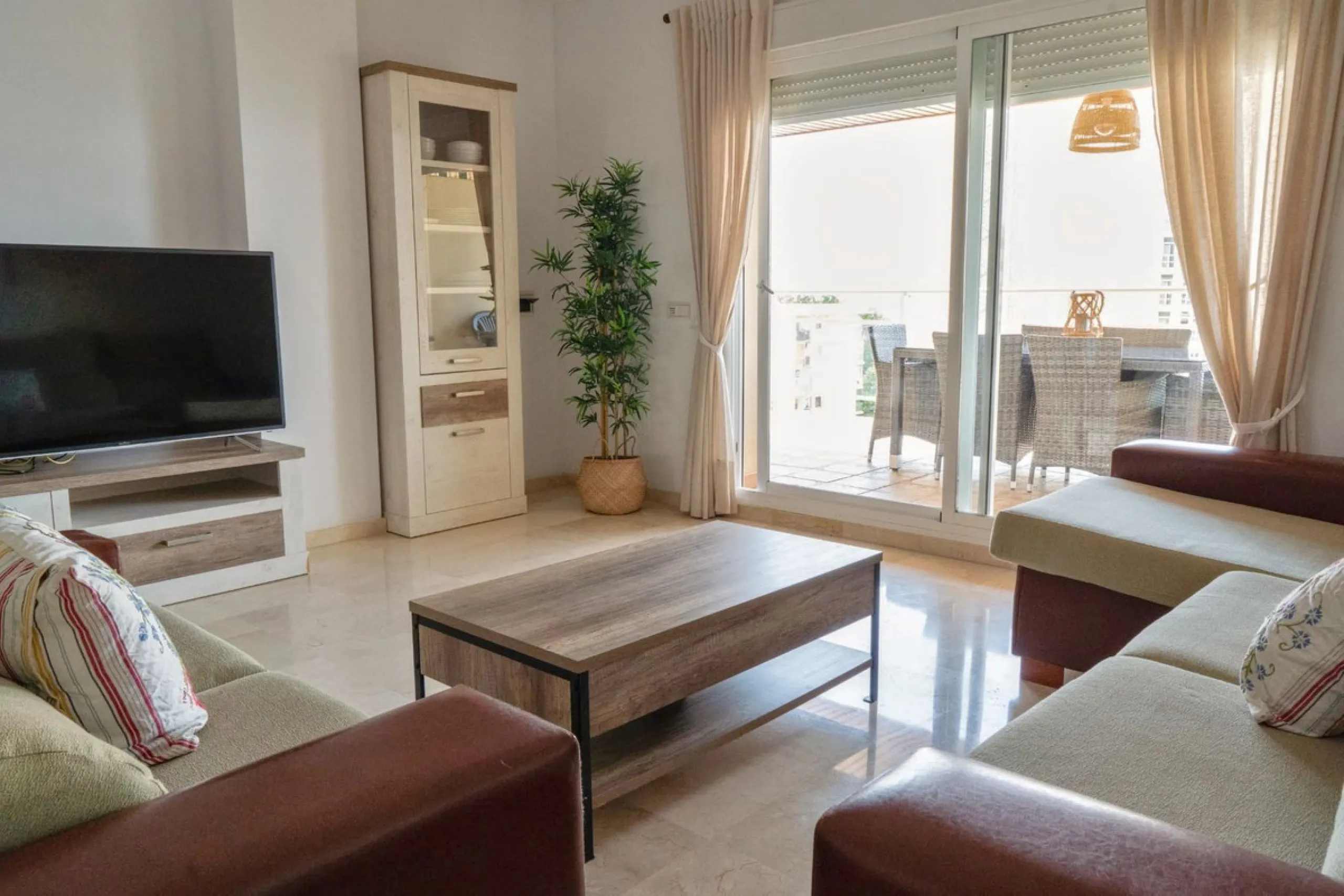 Apartment in the Torreblanca area with sea views from the terrace and tourist license – an ideal investment.