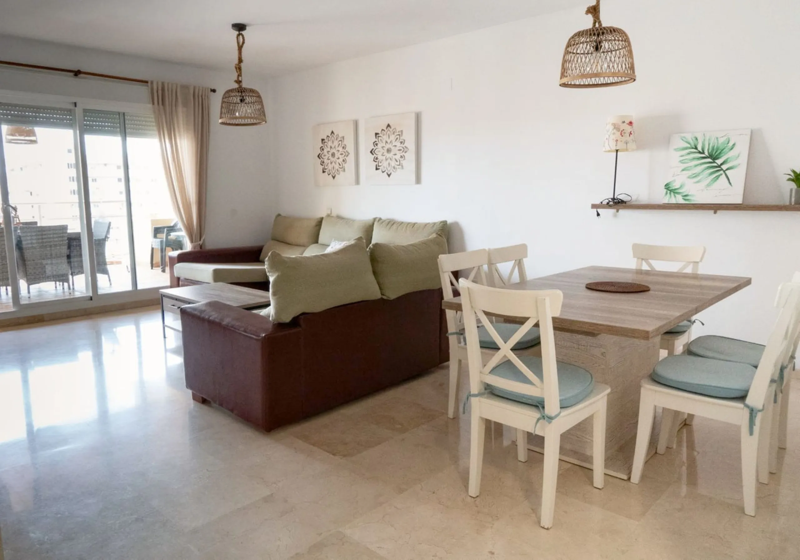 Apartment in the Torreblanca area with sea views from the terrace and tourist license – an ideal investment.