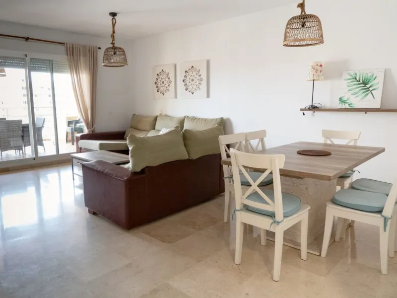 Apartment in the Torreblanca area with sea views from the terrace and tourist license – an ideal investment.