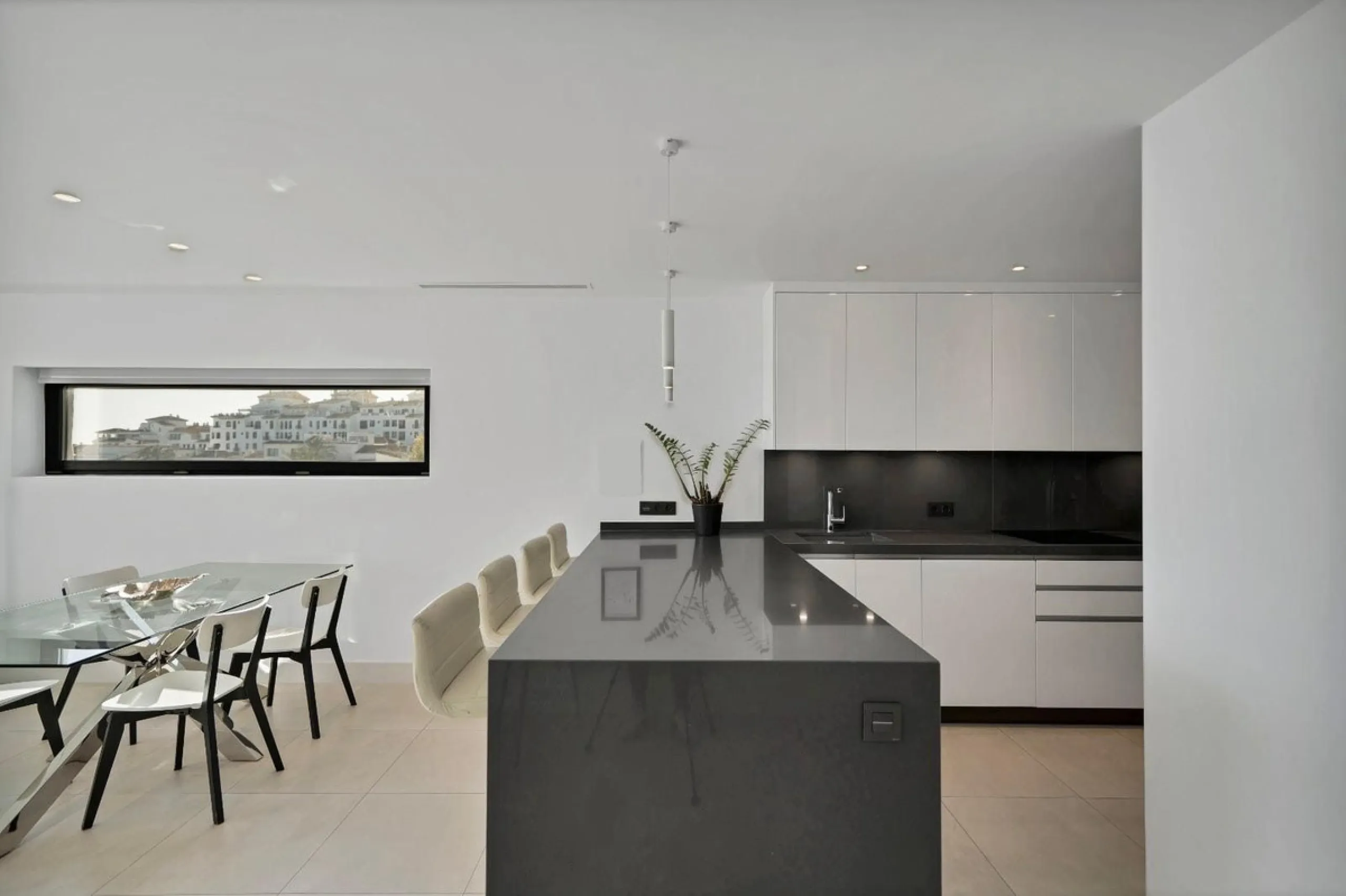 Apartment - Duplex в продаже в Marbella, Málaga. В доме 2 спален и 2 ванных комнат. Площадь дома 150 м²