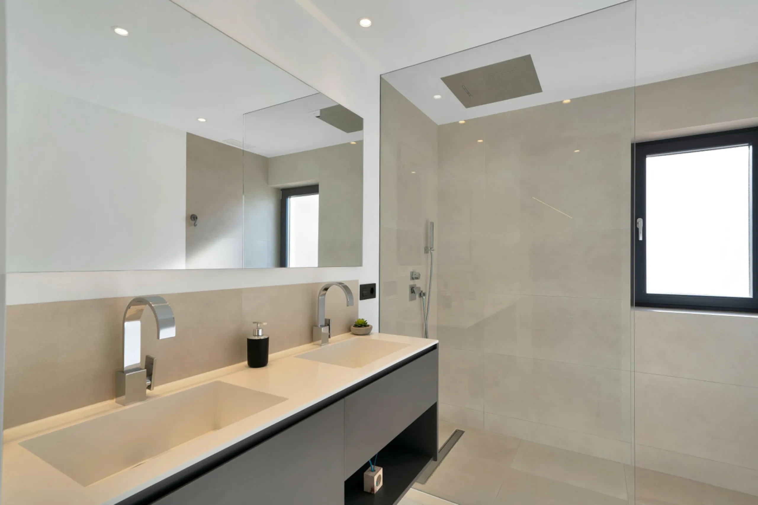 Apartment - Duplex в продаже в Marbella, Málaga. В доме 2 спален и 2 ванных комнат. Площадь дома 150 м²