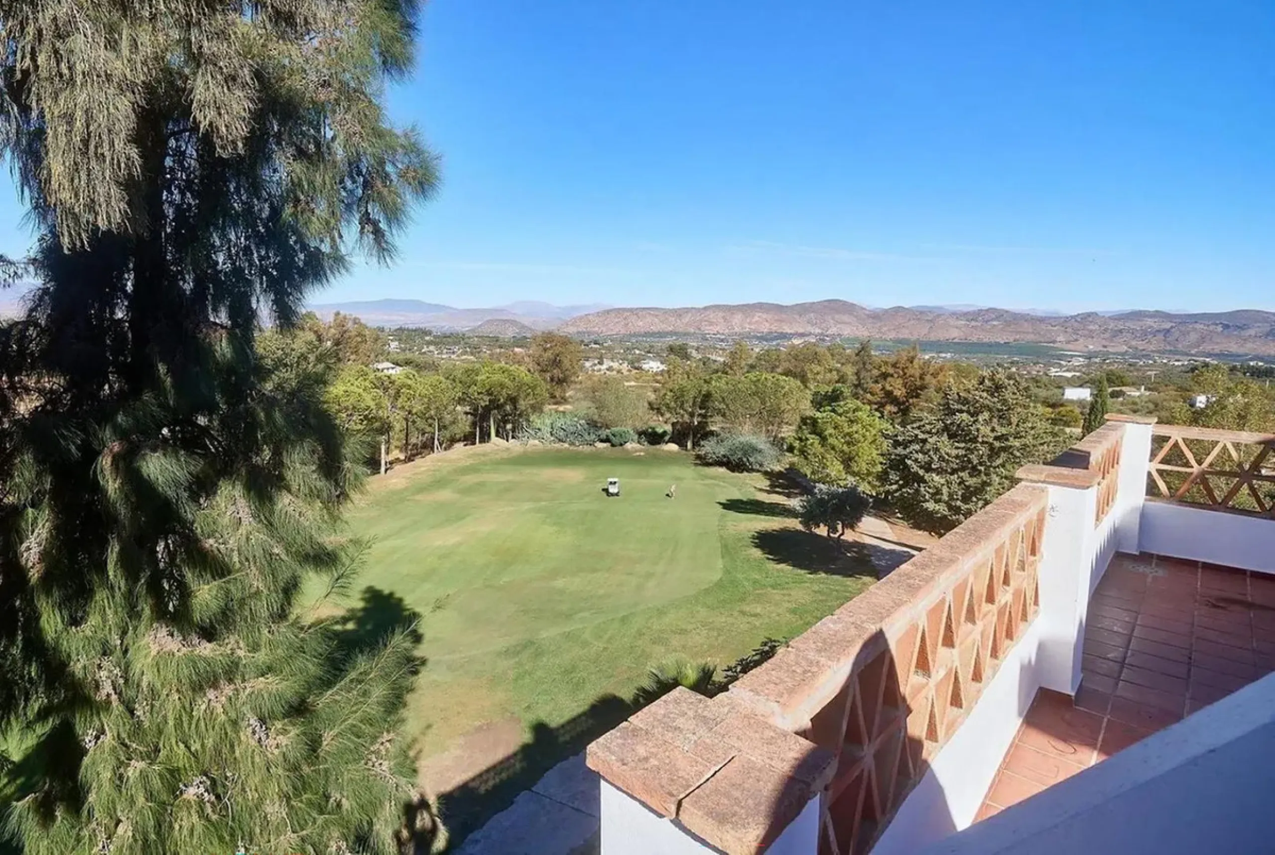 This beautiful semi-detached house with 4 bedrooms, an attic floor, 3 bathrooms and spacious terraces is located in the exclusive Lauro Golf urbanisation, between Alhaurín de la Torre and Alhaurín el Grande.