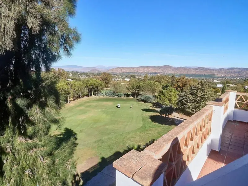 This beautiful semi-detached house with 4 bedrooms, an attic floor, 3 bathrooms and spacious terraces is located in the exclusive Lauro Golf urbanisation, between Alhaurín de la Torre and Alhaurín el Grande.