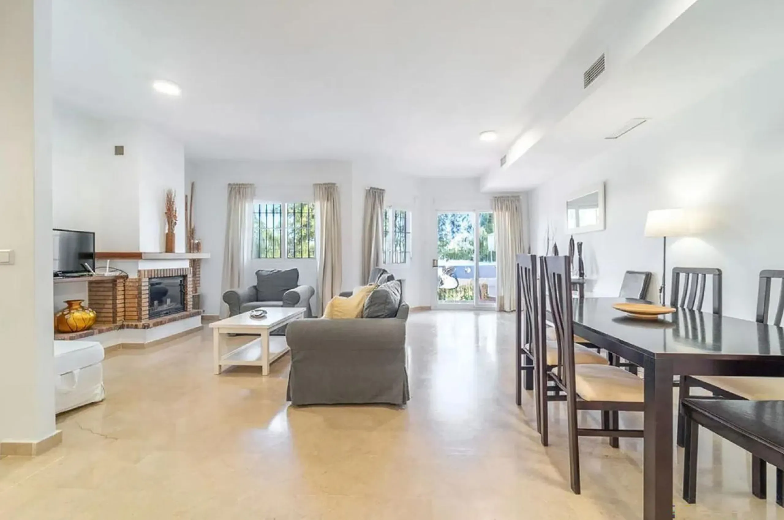 This beautiful semi-detached house with 4 bedrooms, an attic floor, 3 bathrooms and spacious terraces is located in the exclusive Lauro Golf urbanisation, between Alhaurín de la Torre and Alhaurín el Grande.