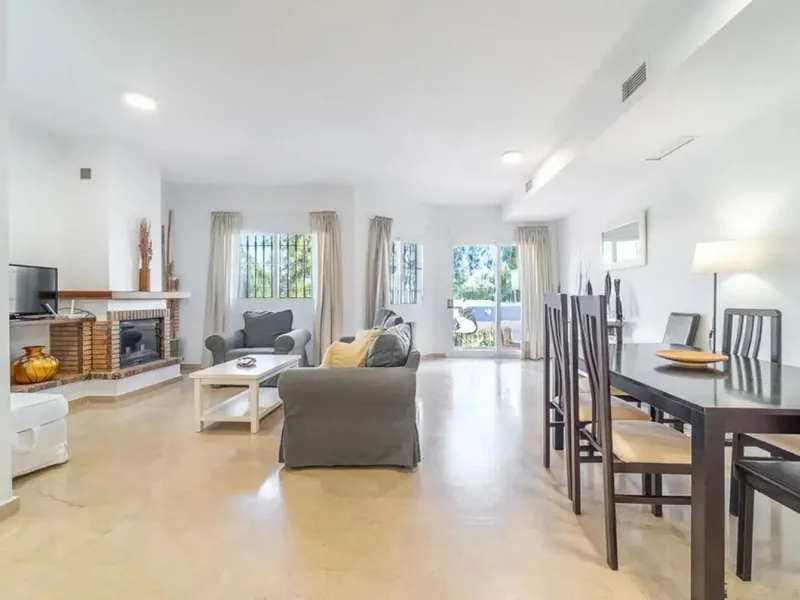 This beautiful semi-detached house with 4 bedrooms, an attic floor, 3 bathrooms and spacious terraces is located in the exclusive Lauro Golf urbanisation, between Alhaurín de la Torre and Alhaurín el Grande.