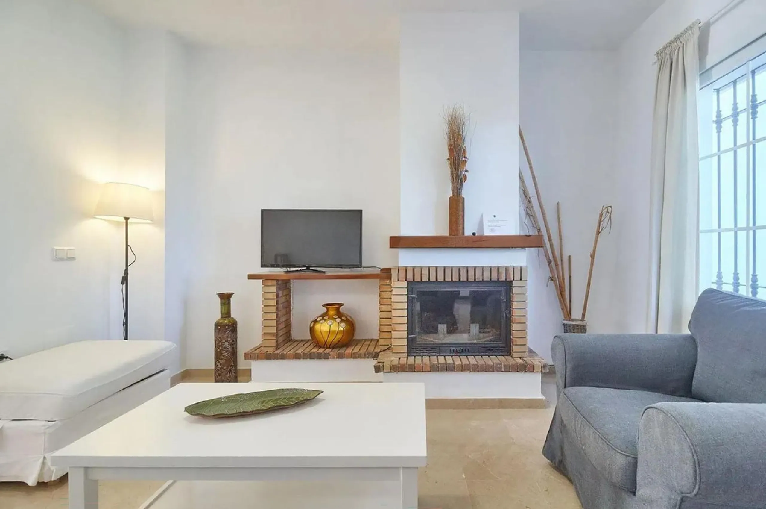 This beautiful semi-detached house with 4 bedrooms, an attic floor, 3 bathrooms and spacious terraces is located in the exclusive Lauro Golf urbanisation, between Alhaurín de la Torre and Alhaurín el Grande.
