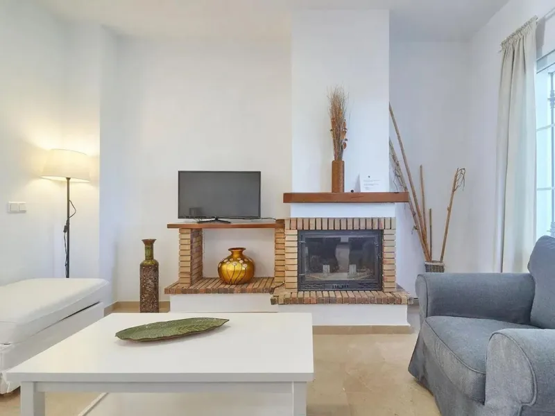 This beautiful semi-detached house with 4 bedrooms, an attic floor, 3 bathrooms and spacious terraces is located in the exclusive Lauro Golf urbanisation, between Alhaurín de la Torre and Alhaurín el Grande.