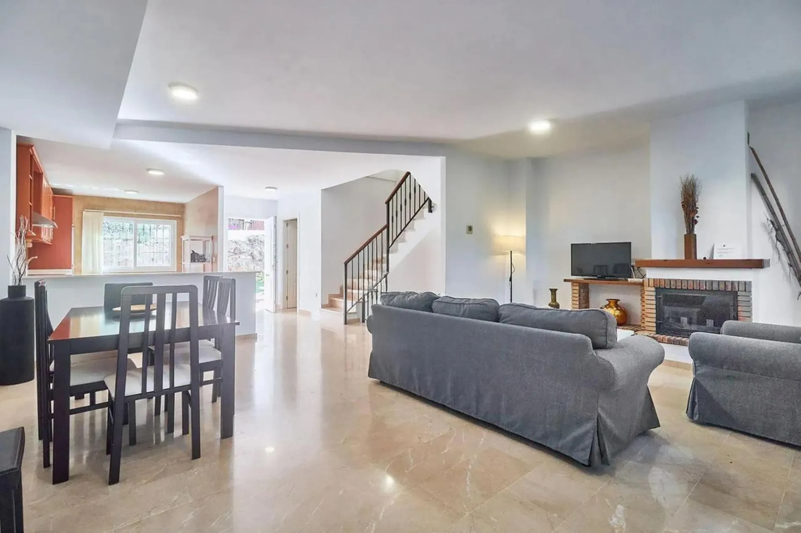 This beautiful semi-detached house with 4 bedrooms, an attic floor, 3 bathrooms and spacious terraces is located in the exclusive Lauro Golf urbanisation, between Alhaurín de la Torre and Alhaurín el Grande.