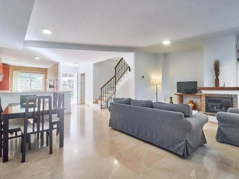 This beautiful semi-detached house with 4 bedrooms, an attic floor, 3 bathrooms and spacious terraces is located in the exclusive Lauro Golf urbanisation, between Alhaurín de la Torre and Alhaurín el Grande.