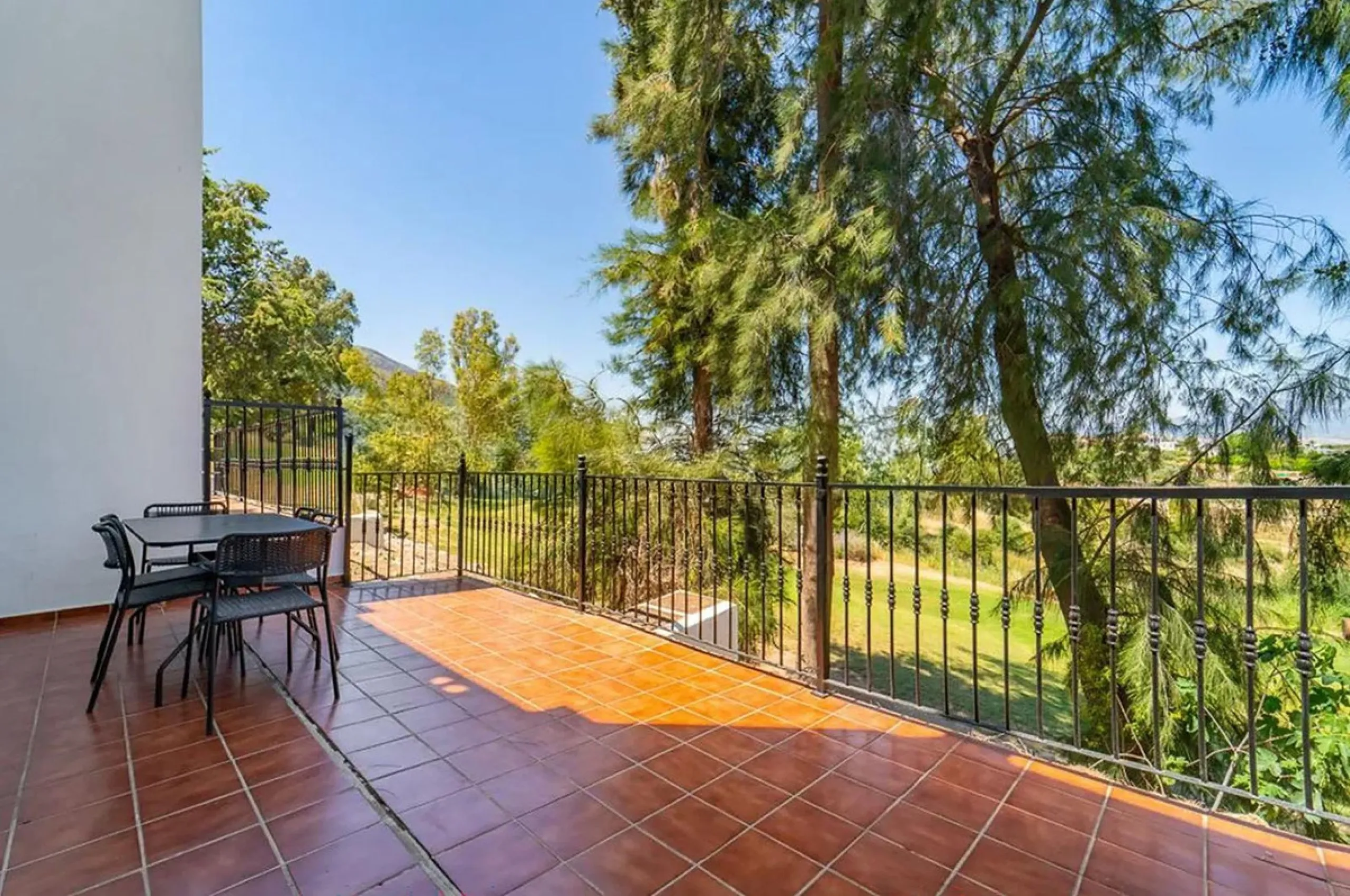 This beautiful semi-detached house with 4 bedrooms, an attic floor, 3 bathrooms and spacious terraces is located in the exclusive Lauro Golf urbanisation, between Alhaurín de la Torre and Alhaurín el Grande.
