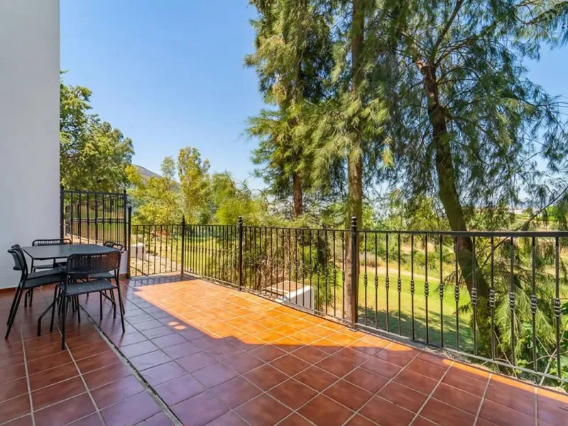 This beautiful semi-detached house with 4 bedrooms, an attic floor, 3 bathrooms and spacious terraces is located in the exclusive Lauro Golf urbanisation, between Alhaurín de la Torre and Alhaurín el Grande.
