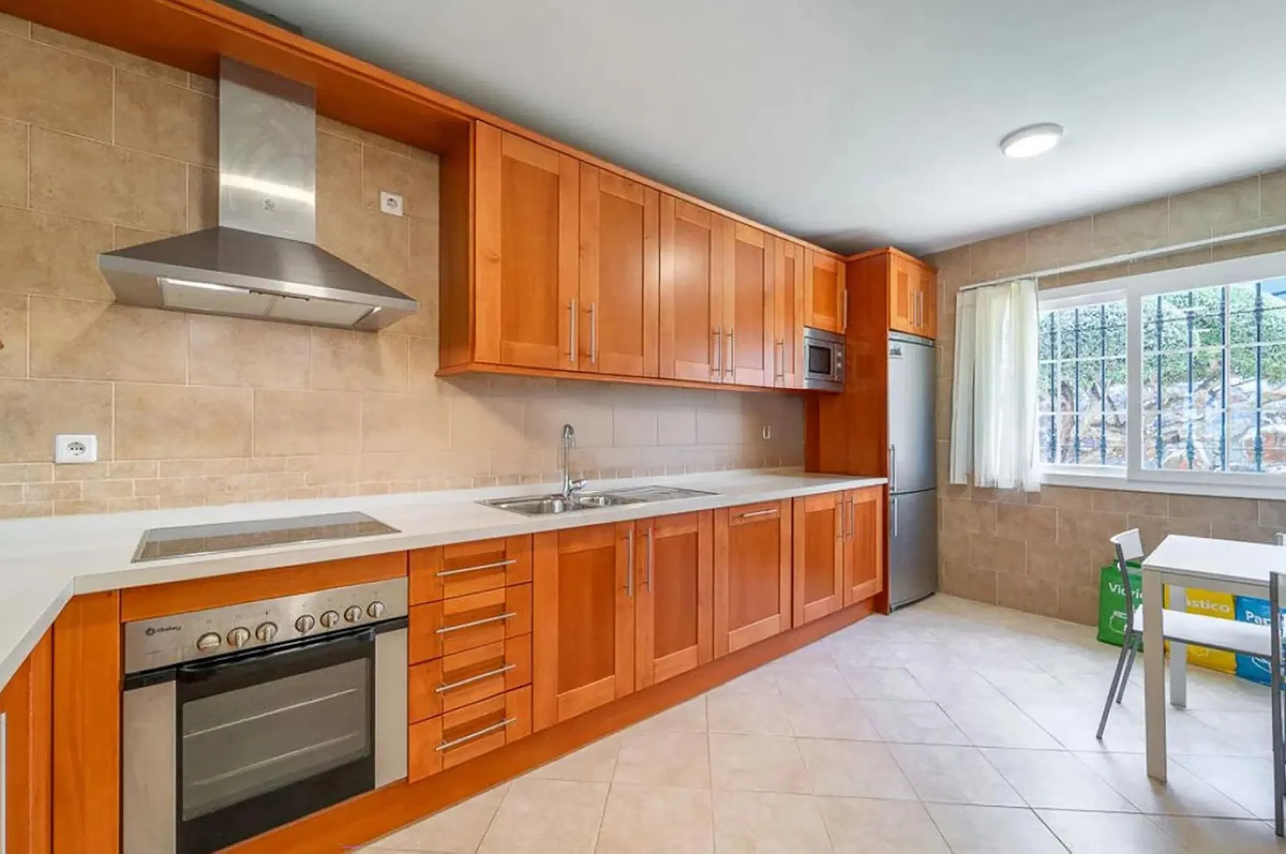 This beautiful semi-detached house with 4 bedrooms, an attic floor, 3 bathrooms and spacious terraces is located in the exclusive Lauro Golf urbanisation, between Alhaurín de la Torre and Alhaurín el Grande.
