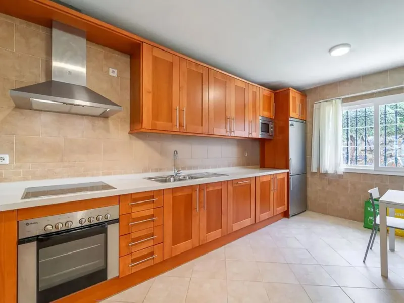 This beautiful semi-detached house with 4 bedrooms, an attic floor, 3 bathrooms and spacious terraces is located in the exclusive Lauro Golf urbanisation, between Alhaurín de la Torre and Alhaurín el Grande.