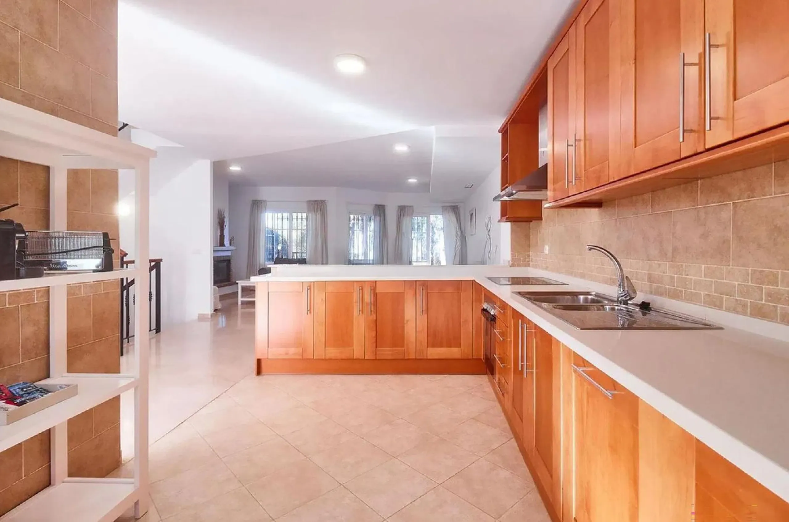This beautiful semi-detached house with 4 bedrooms, an attic floor, 3 bathrooms and spacious terraces is located in the exclusive Lauro Golf urbanisation, between Alhaurín de la Torre and Alhaurín el Grande.